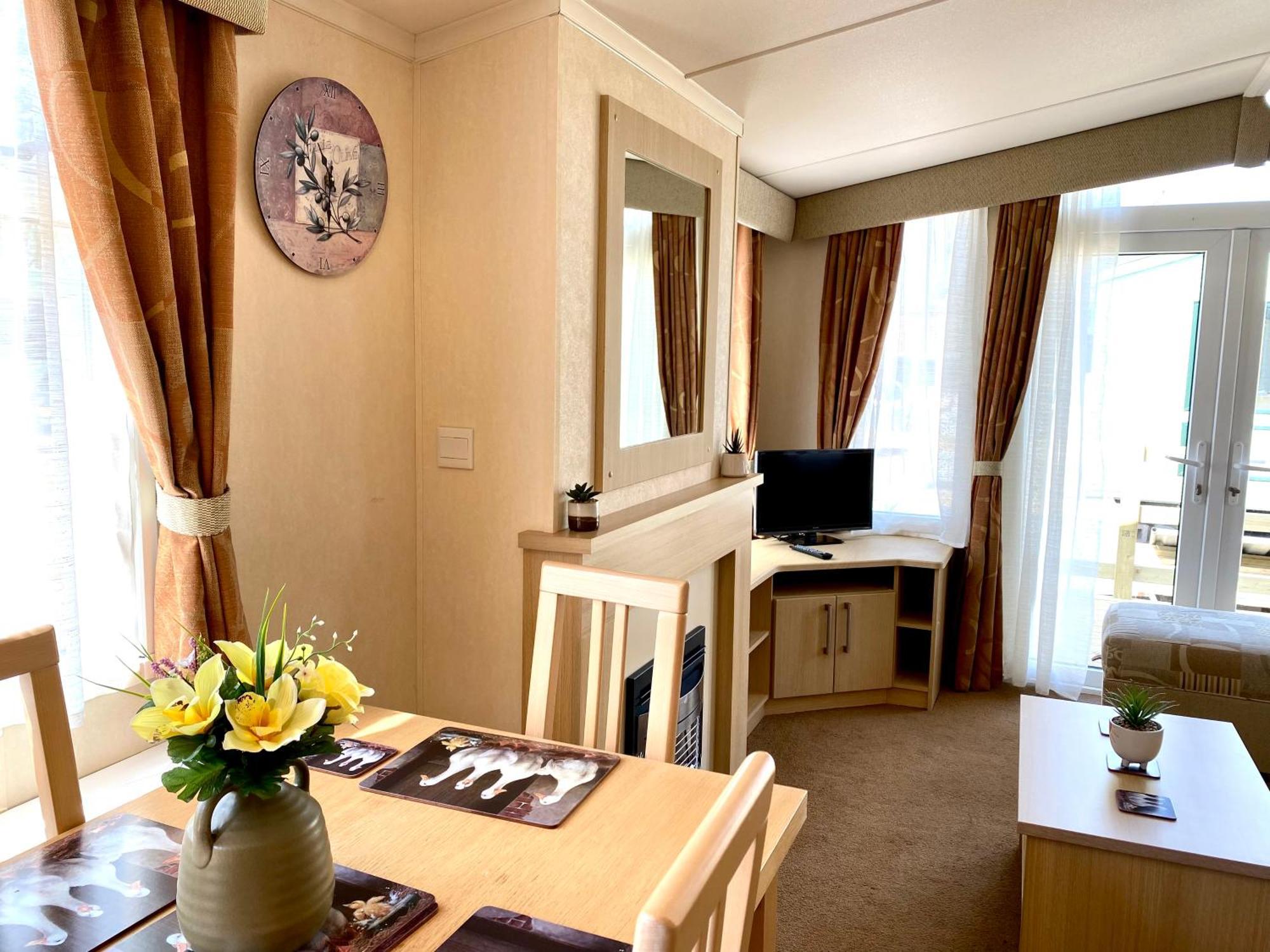 Elletson Park Wood Fired Hot Tubs, Caravans & Pods Pilling Экстерьер фото